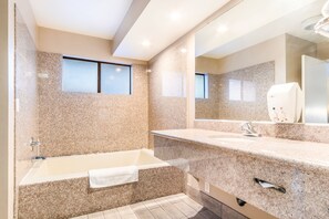Free toiletries, hair dryer, towels - Hotel Hacienda at Ontario Ranch (Ontario)