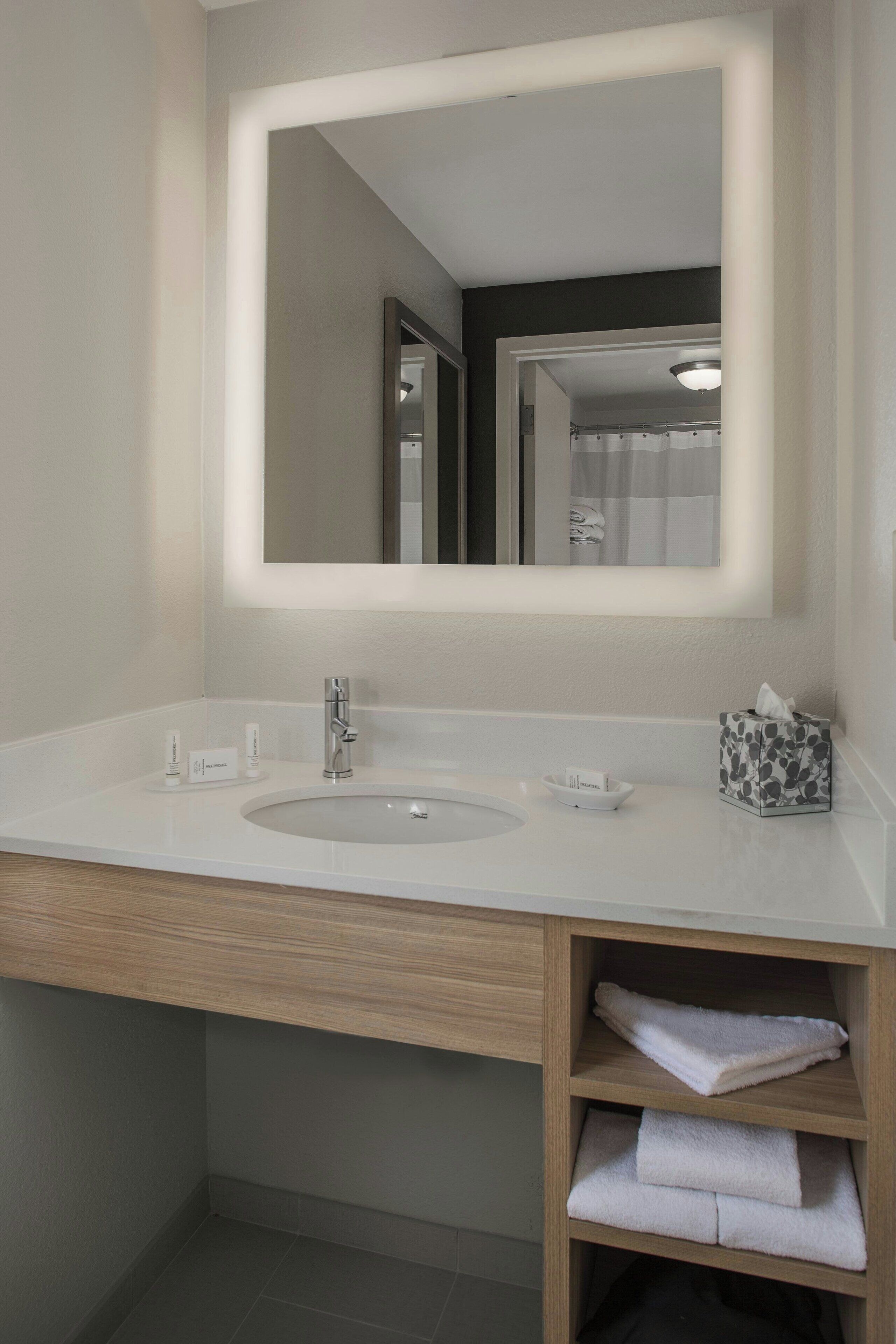 combined shower/bathtub, free toiletries, hair dryer, towels