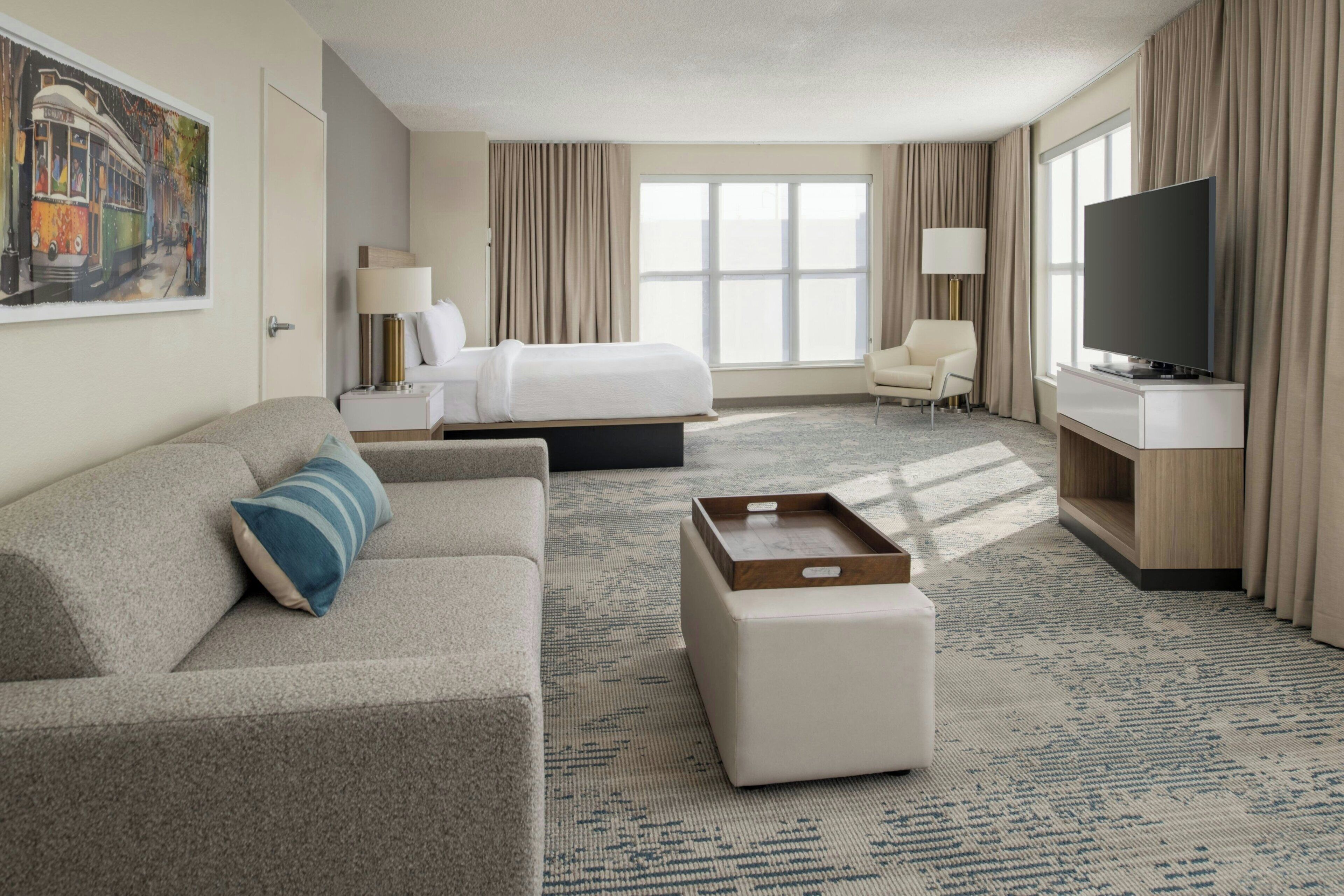 Suite – junior, 1 kingsize-seng med sovesofa | Skrivebord, blendingsgardiner og strykejern/-brett