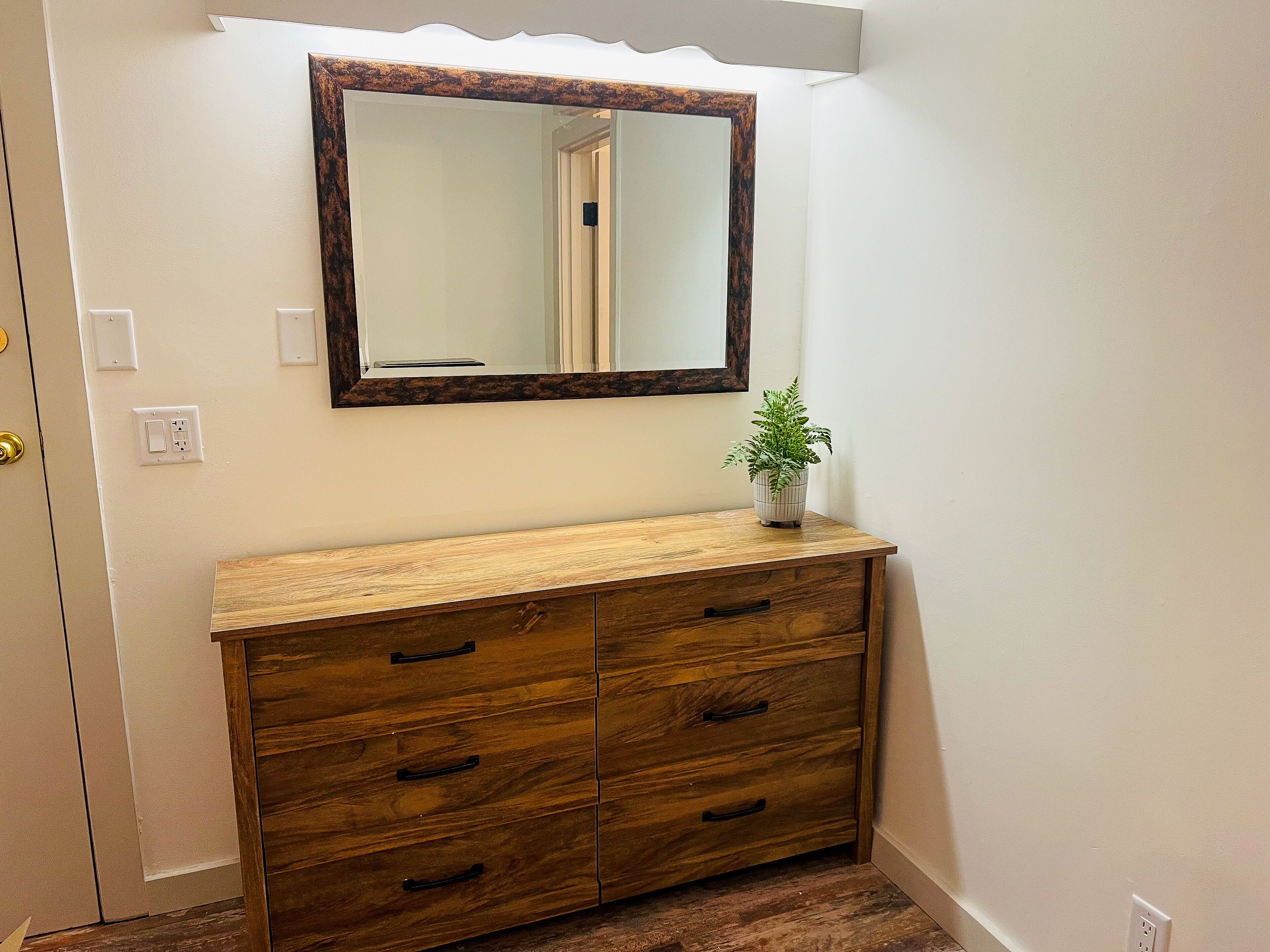 economy room, 1 queen bed | 2 bedrooms, hypo-allergenic bedding, desk, laptop workspace