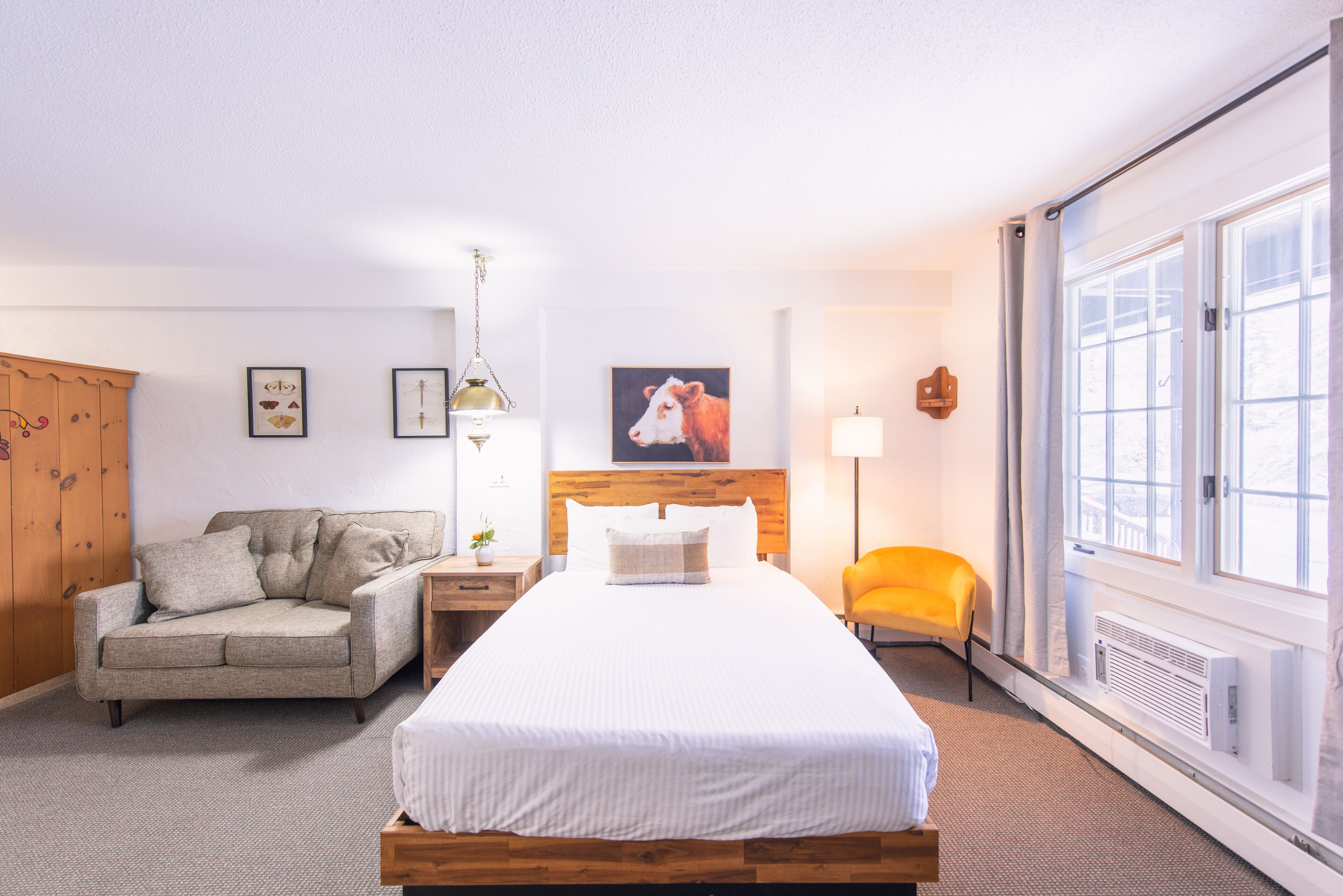 Junior Suite - 1 Queen & 2 Doubles | Bộ đồ giường kháng dị ứng, bàn, khu vực làm việc phù hợp cho laptop 