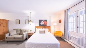 Junior Suite - 1 Queen & 2 Doubles | Bộ đồ giường kháng dị ứng, bàn, khu vực làm việc phù hợp cho laptop 