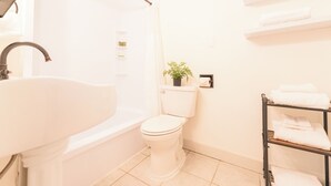 Vòi sen/bồn tắm kết hợp, máy sấy tóc, áo choàng tắm, khăn tắm 