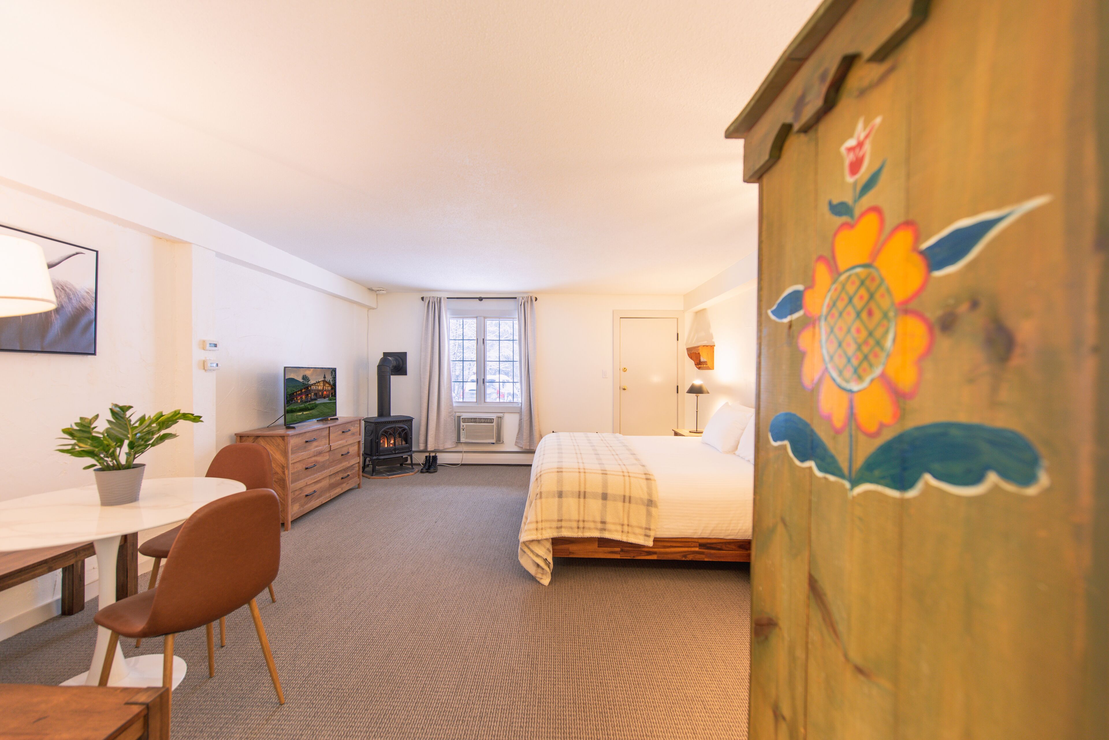 2 bedrooms, hypo-allergenic bedding, desk, laptop workspace