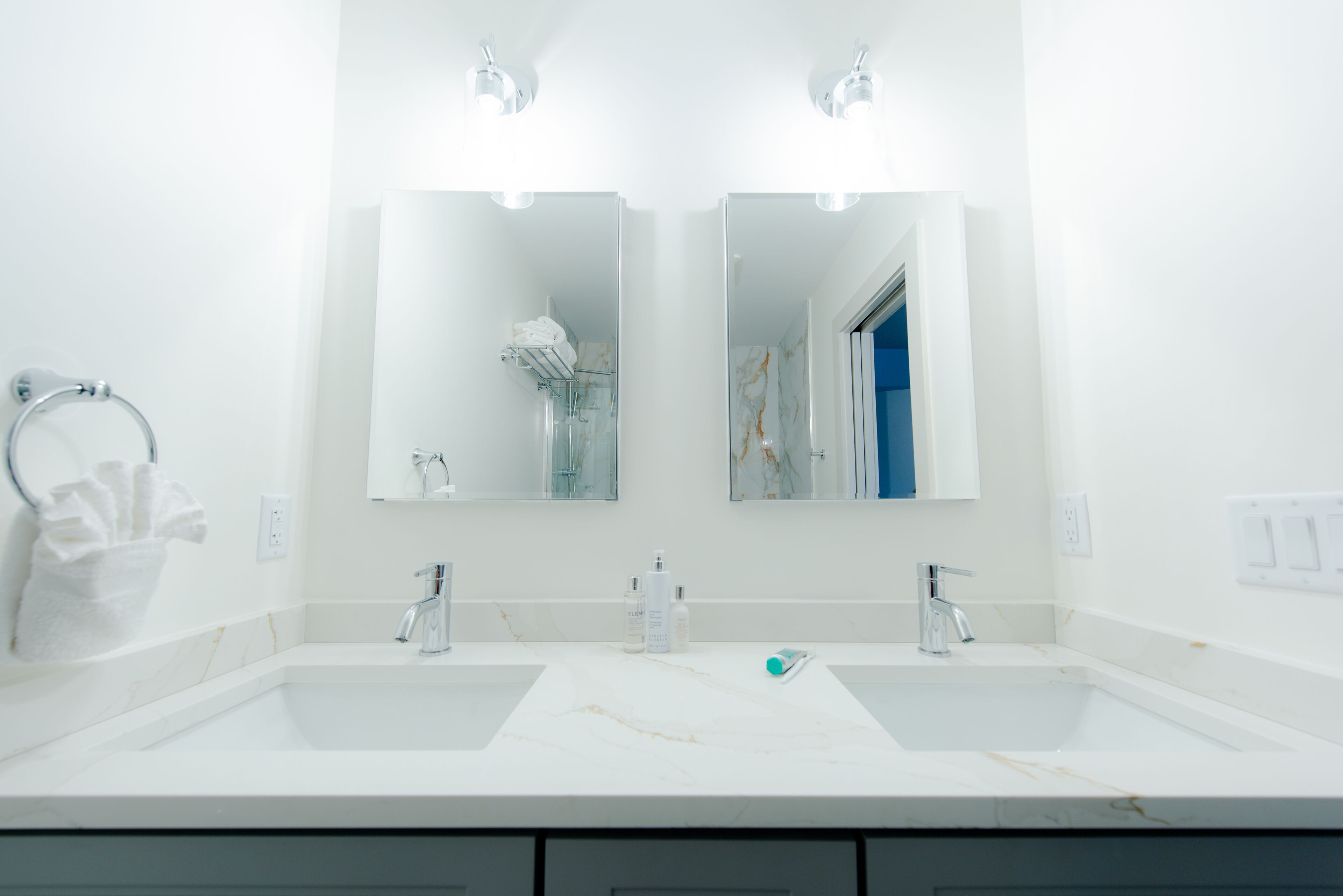 combined shower/bathtub, hair dryer, bathrobes, towels