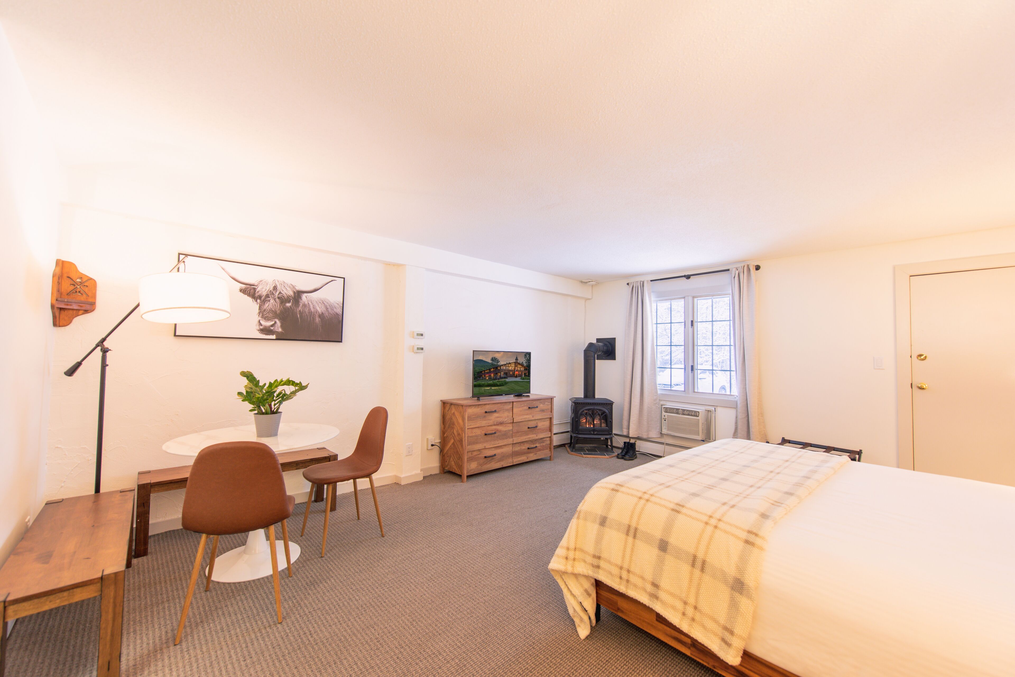 superior king room with a fireplace | 2 bedrooms, hypo-allergenic bedding, desk, laptop workspace