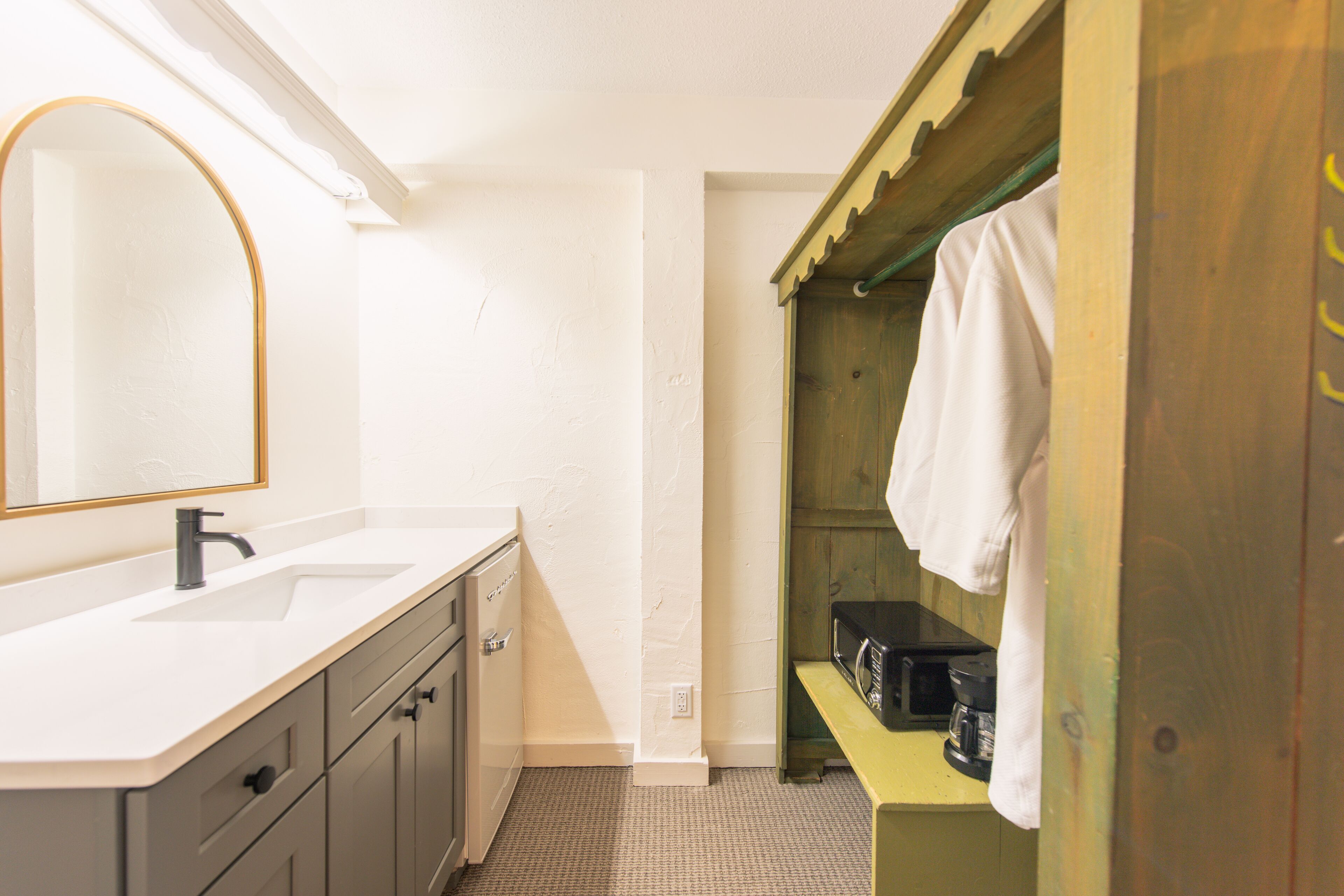 2 bedrooms, hypo-allergenic bedding, desk, laptop workspace