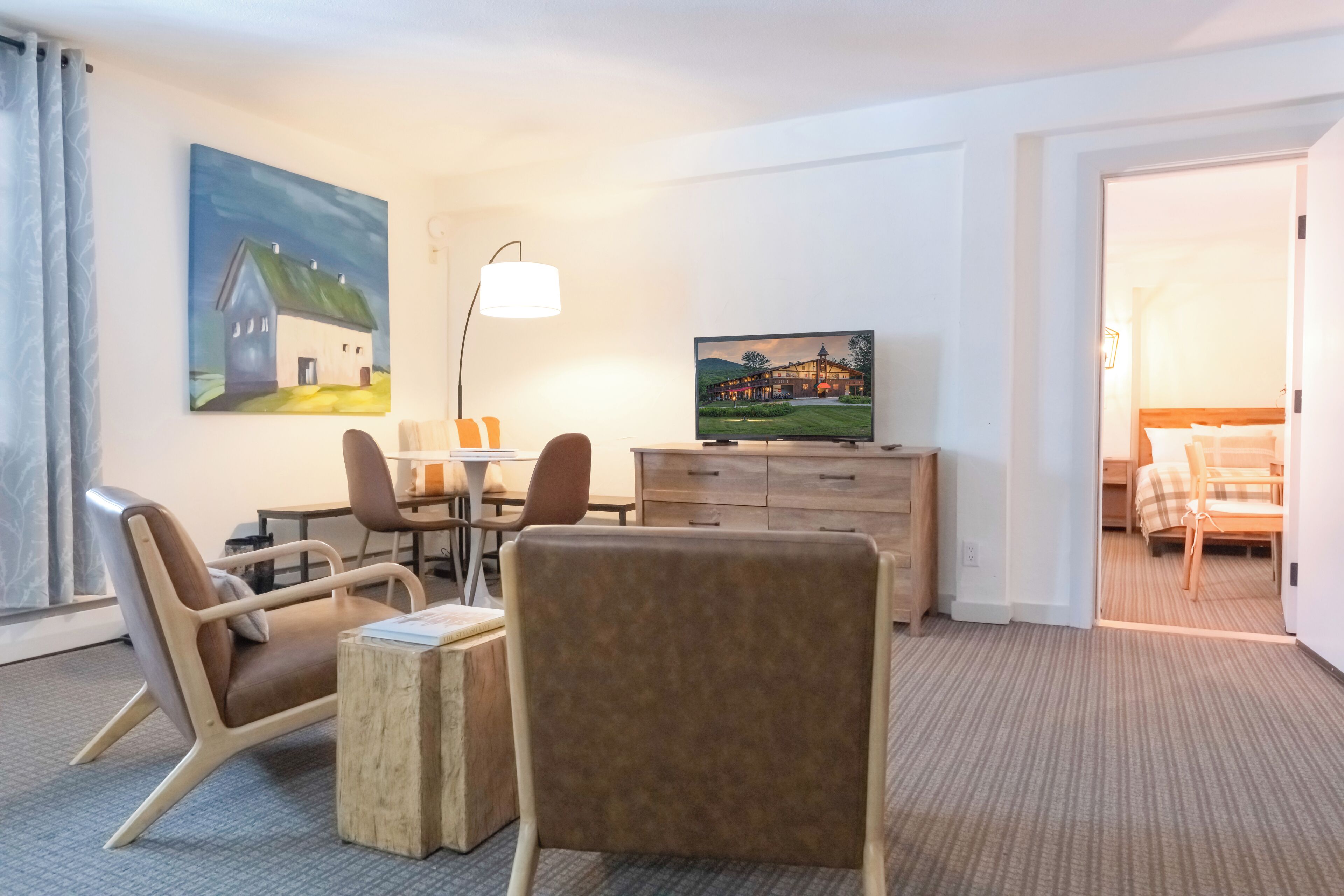 2 bedrooms, hypo-allergenic bedding, desk, laptop workspace