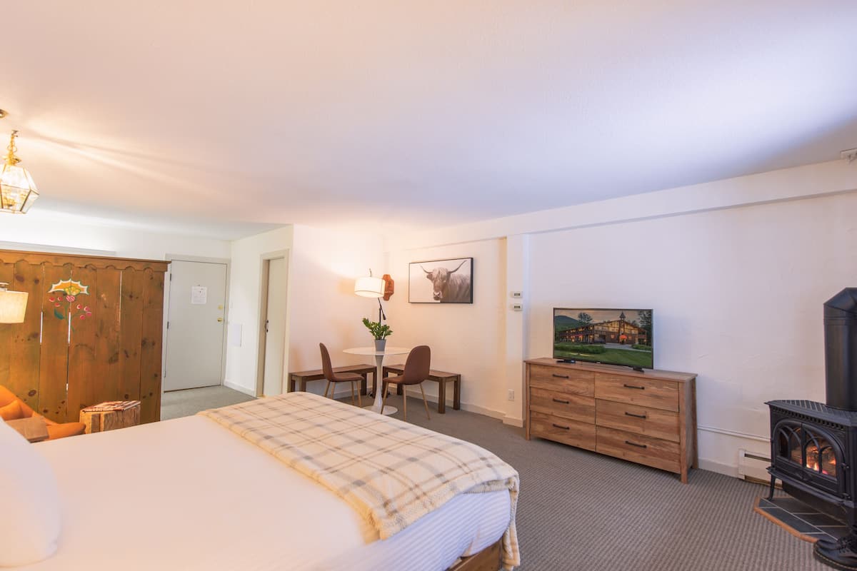 2 camere, biancheria da letto ipoallergenica, una scrivania