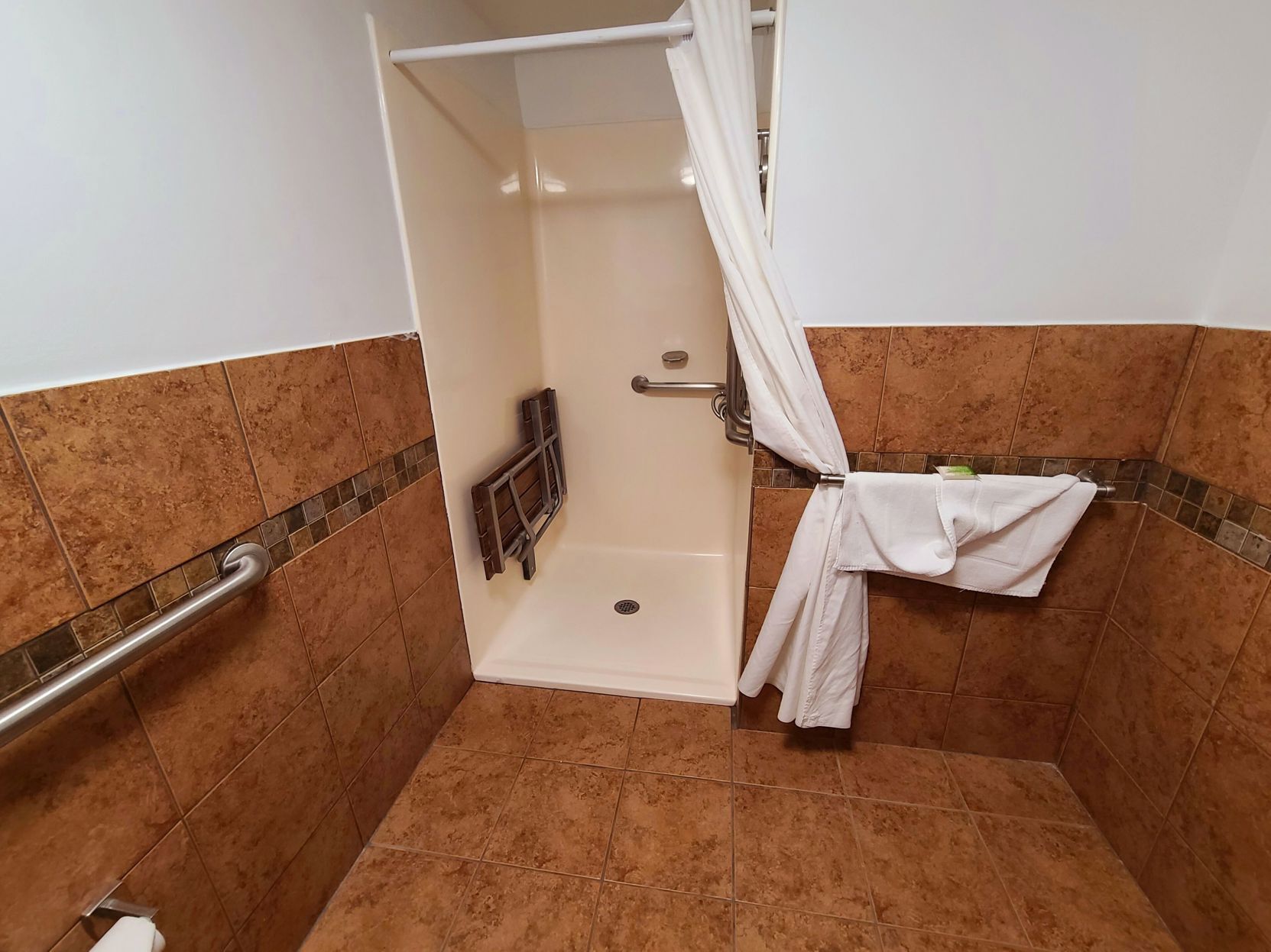 Baño | Tina con regadera, secadora de cabello, toallas 