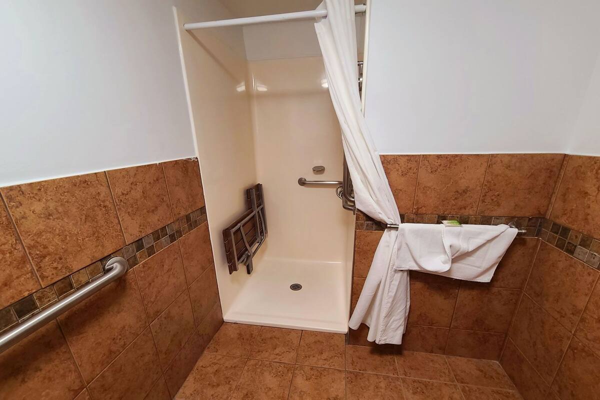 Baño | Tina con regadera, secadora de cabello, toallas