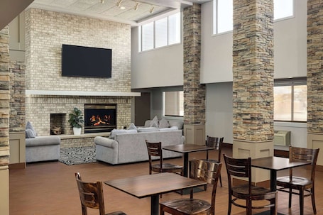 Lobby. AmericInn by Wyndham Inver Grove Heights Minneapolis