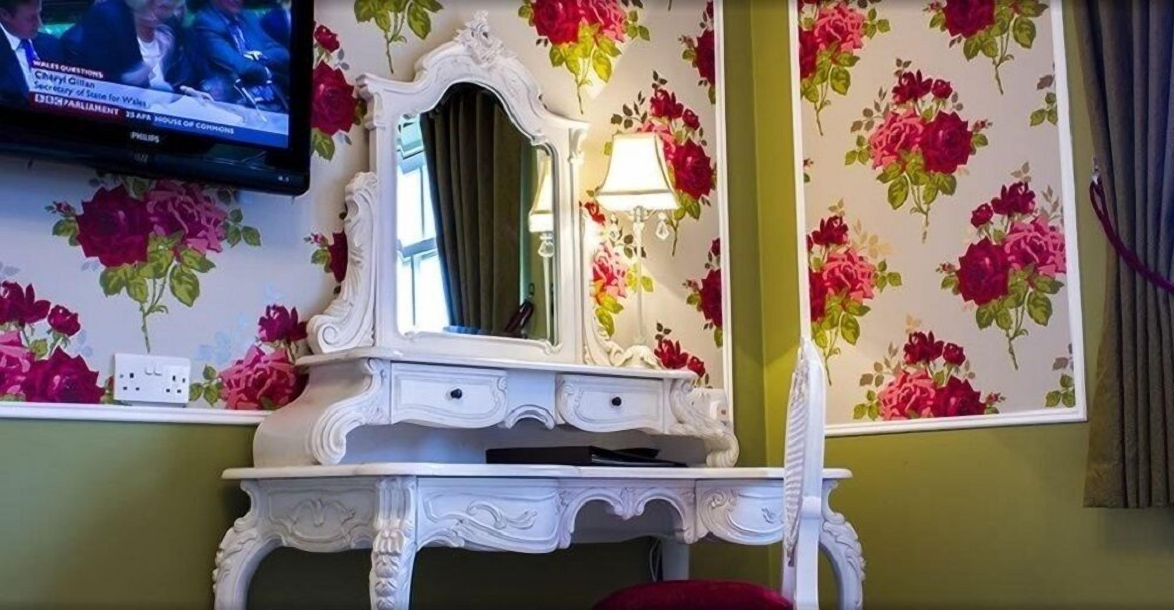 1 habitación, escritorio, tabla de planchar con plancha y wifi gratis 