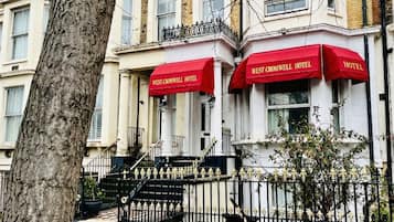 Fachada de la propiedad