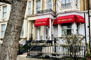 Front of property - West Cromwell Hotel (London)