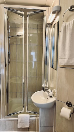 Chambre Standard | Salle de bain | Séchoir à cheveux, serviettes fournies