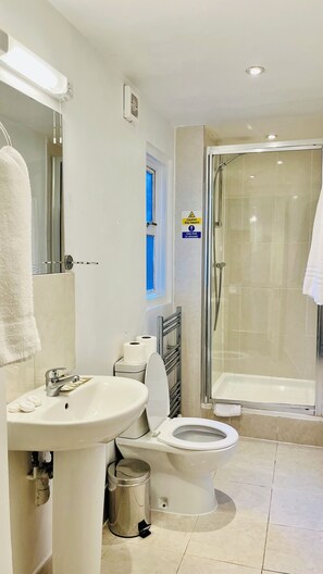 Quad Room | Bathroom | Hair dryer, towels - West Cromwell Hotel (London)