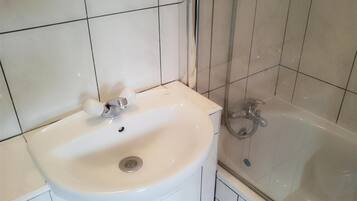 Een haardroger, handdoeken