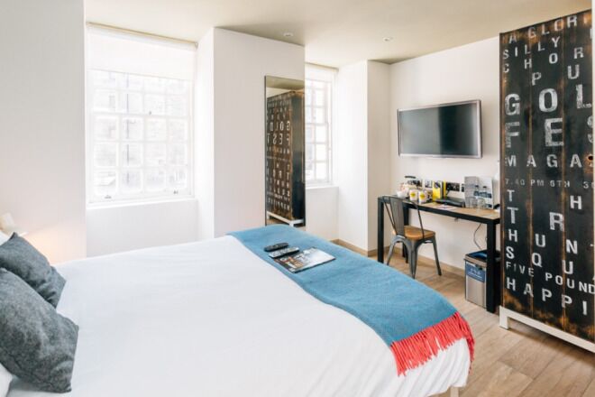 Caja de seguridad en la habitación, escritorio y wifi gratis 