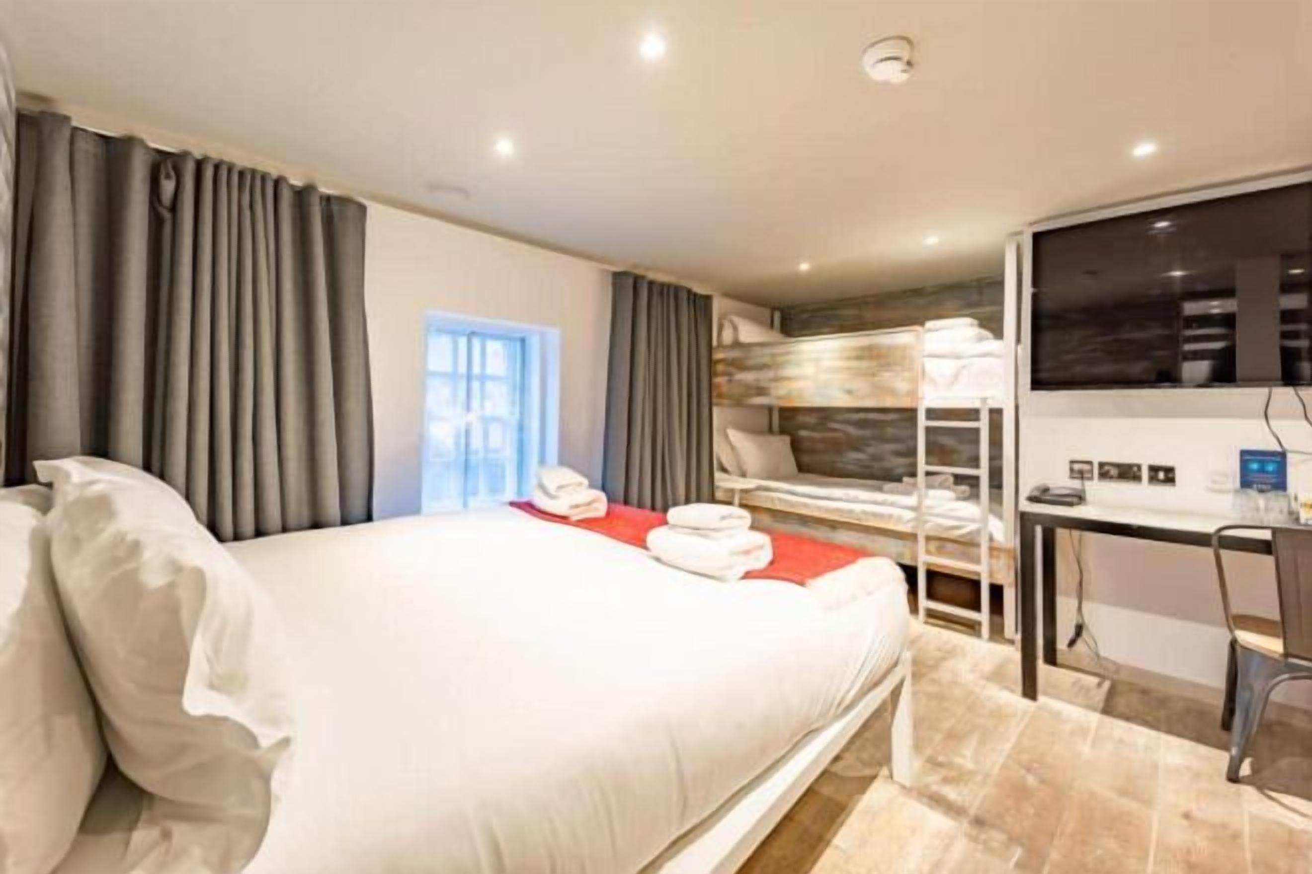 Caja fuerte, escritorio, wifi gratis y ropa de cama