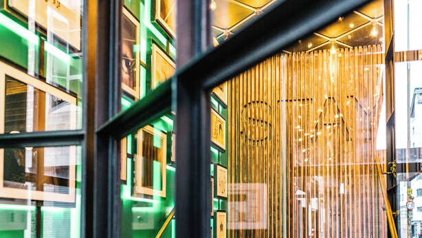 Een modern interieur met een trap, een lijstwerkkunstwerk en een decoratieve wand.