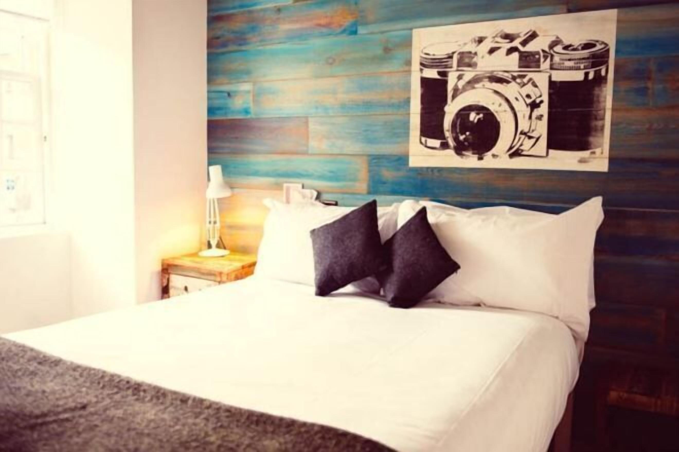 客房内保险箱、办公桌、免费 WiFi、床单