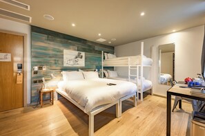 Chambre quadruple | Coffre-fort, bureau, accès au Wi-Fi (inclus), literie fournie