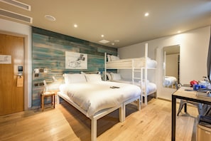 Chambre quadruple | Coffre-fort, bureau, accès au Wi-Fi (inclus), literie fournie