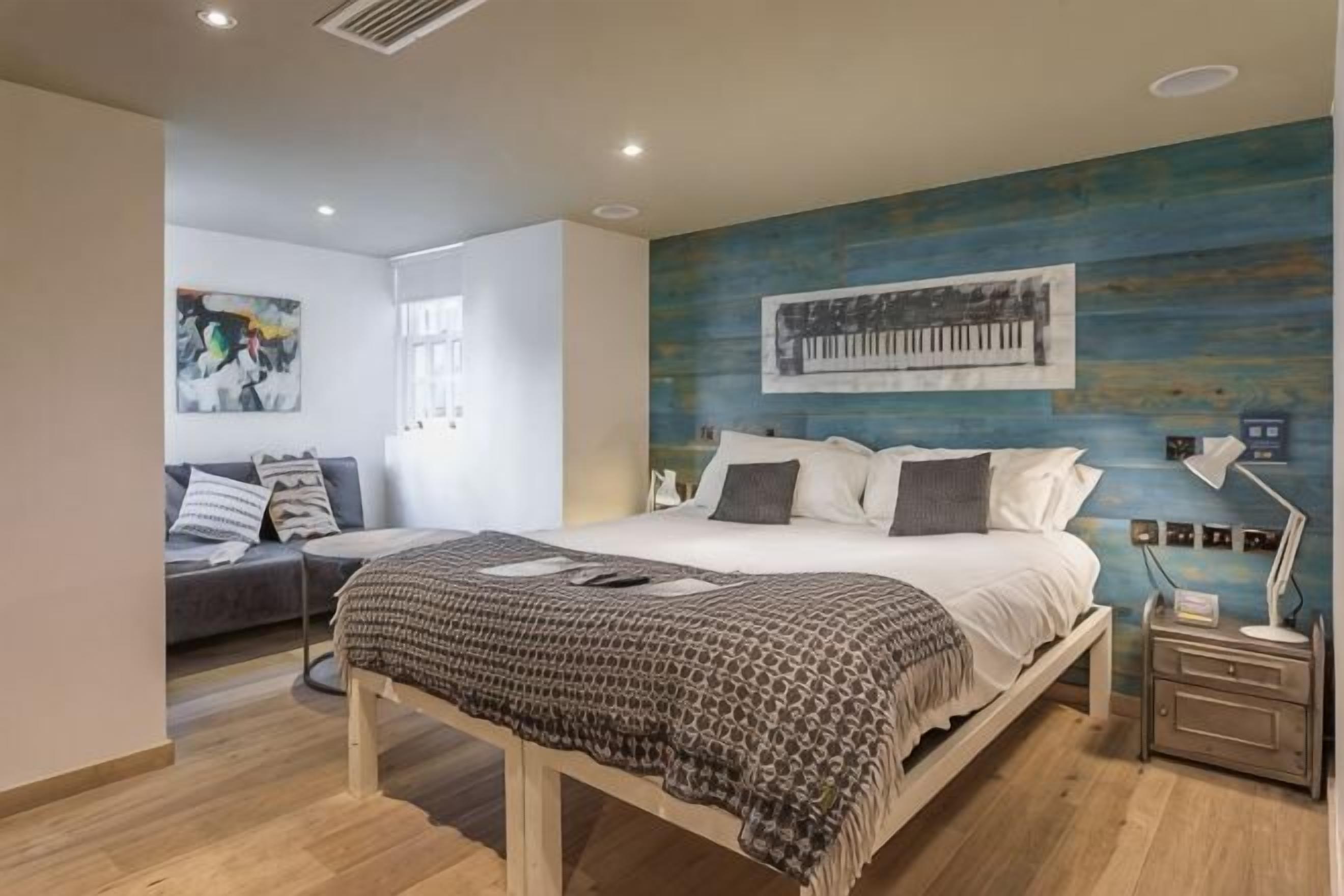 In-room safe, desk, free WiFi, bed sheets