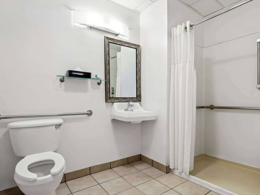 Un baño con inodoro, lavabo y ducha.