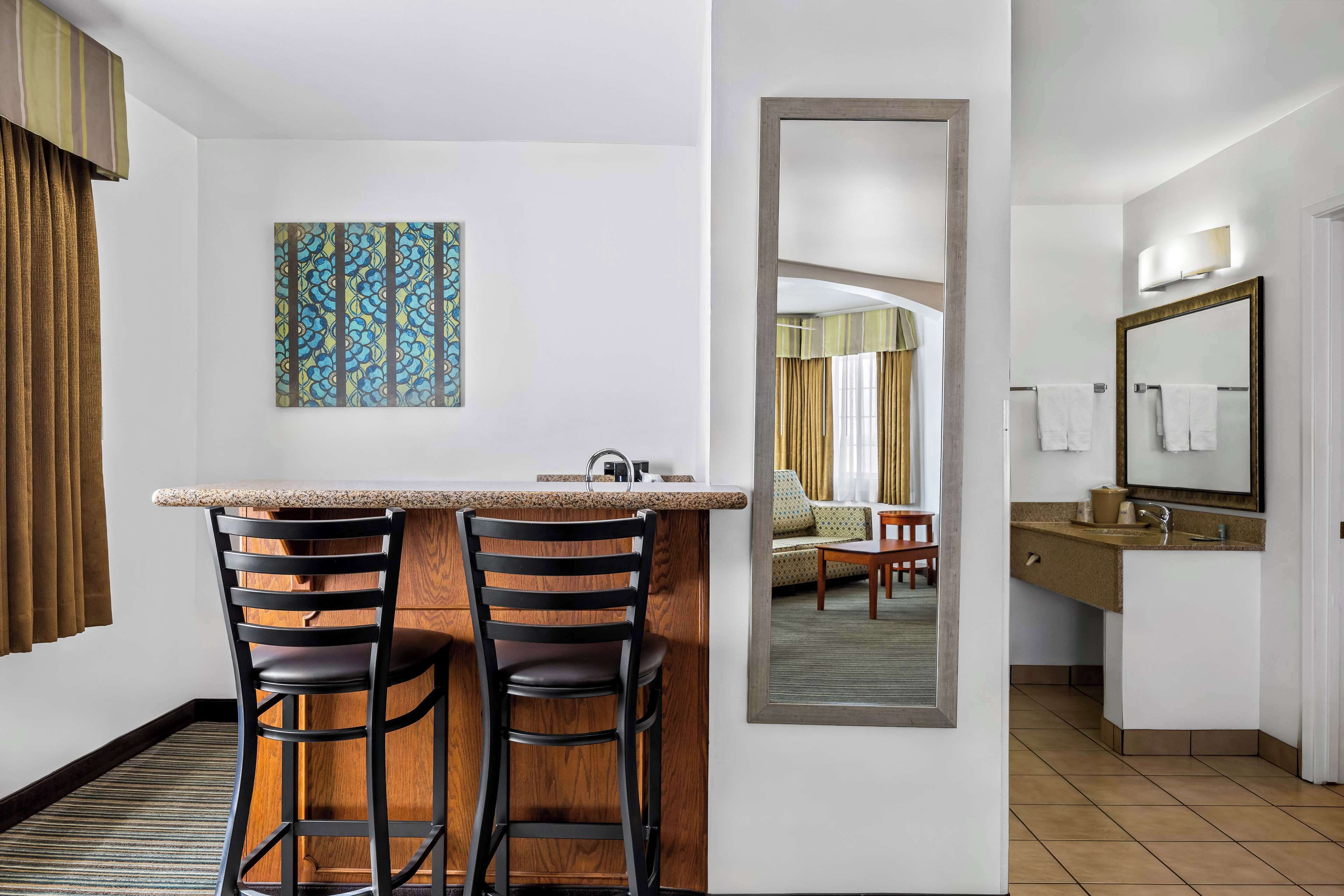 Standard Room, 1 King Bed, Non Smoking, Refrigerator & Microwave | Desk, iron/ironing board, cribs/infant beds, WiFi