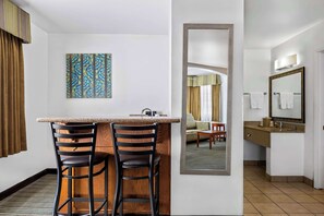 Standard Room, 1 King Bed, Non Smoking, Refrigerator & Microwave | Desk, iron/ironing board, cots/infant beds, WiFi - Best Western Liberty Inn (Delano)