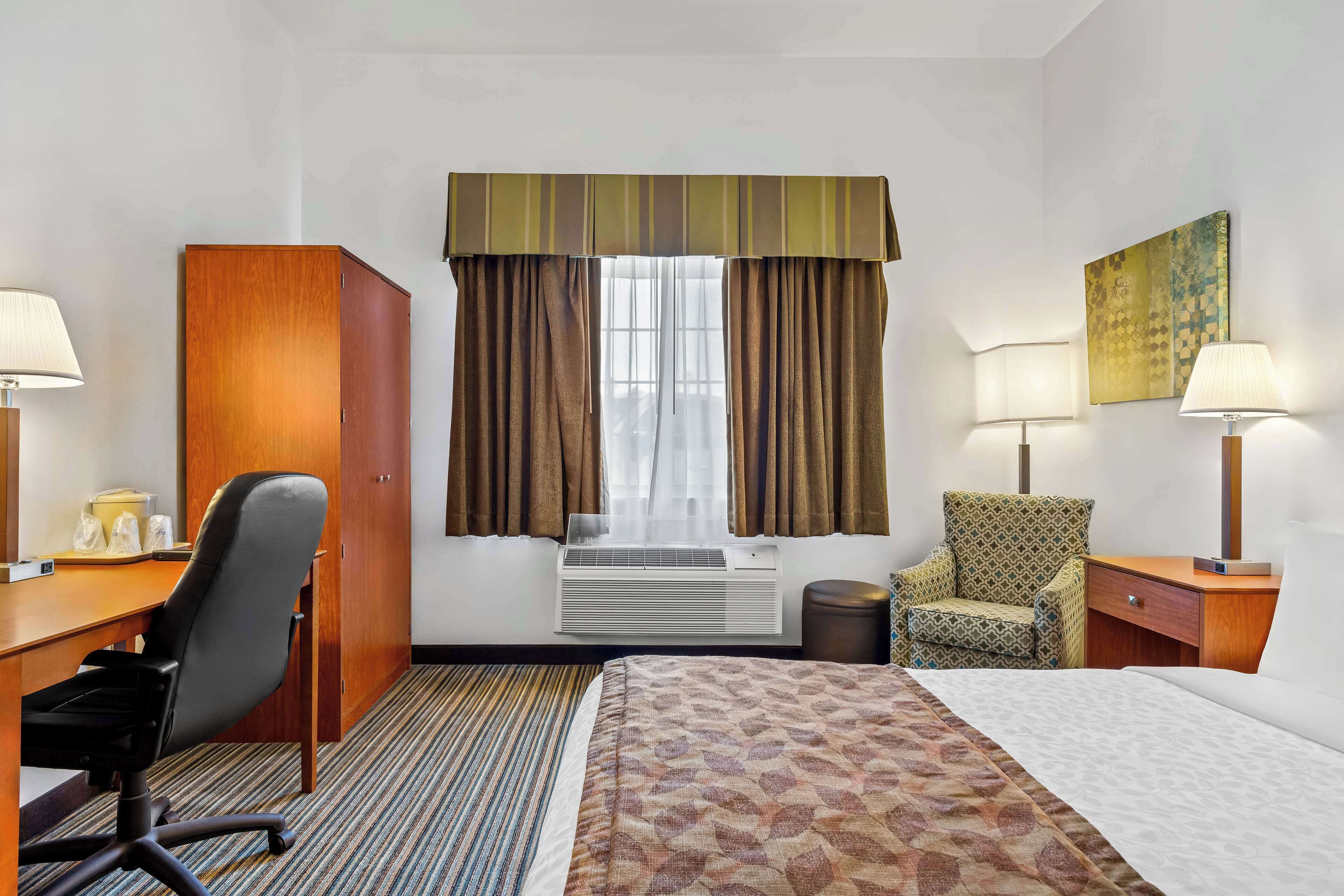 standard room, 1 king bed, accessible, non smoking | desk, iron/ironing board, cots/infant beds, wifi