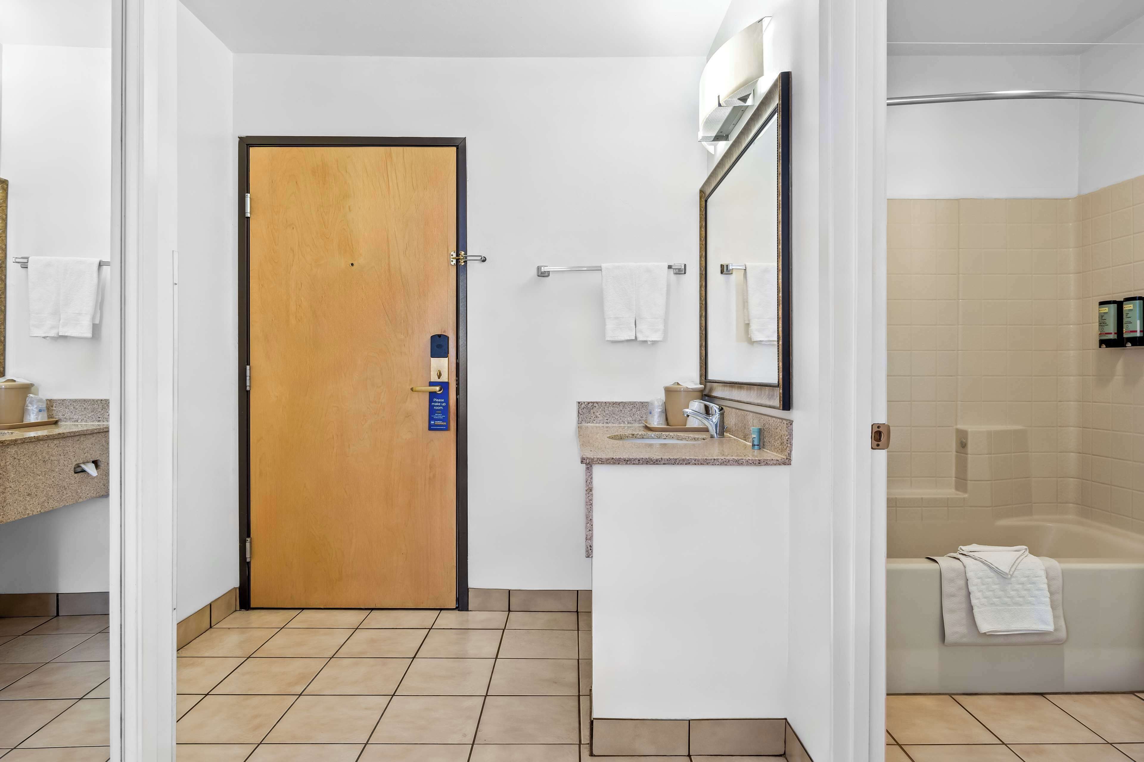 standard room, 1 king bed, non smoking, refrigerator & microwave | desk, iron/ironing board, cots/infant beds, wifi