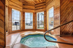 من حمّامات السباحة المغطاة