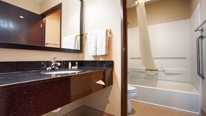 Combined shower/tub, free toiletries, hair dryer