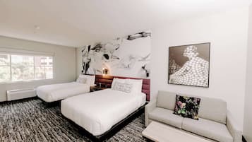 Materassi a doppio strato, una scrivania, ferro/asse da stiro