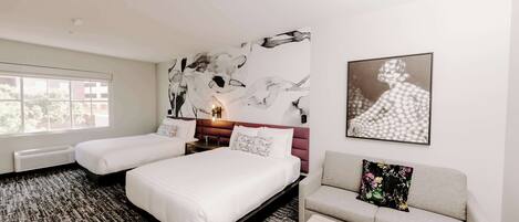 Colchones con pillow-top, escritorio y tabla de planchar con plancha