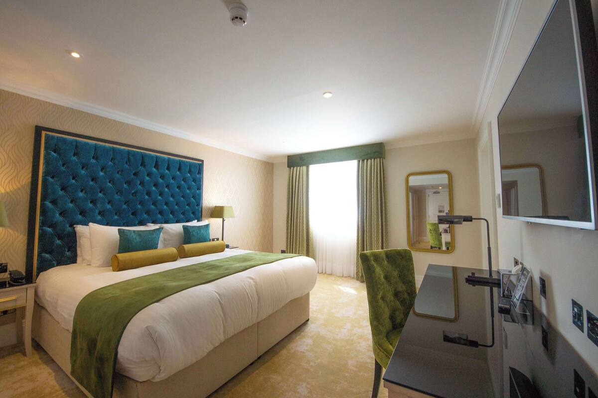 Deluxe Suite, 1 King Bed, Non Smoking | Individually decorated, individually furnished, desk, blackout curtains