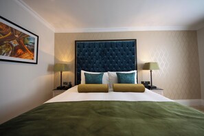 Deluxe Suite, 1 King Bed, Non Smoking | Individually decorated, individually furnished, desk, blackout curtains