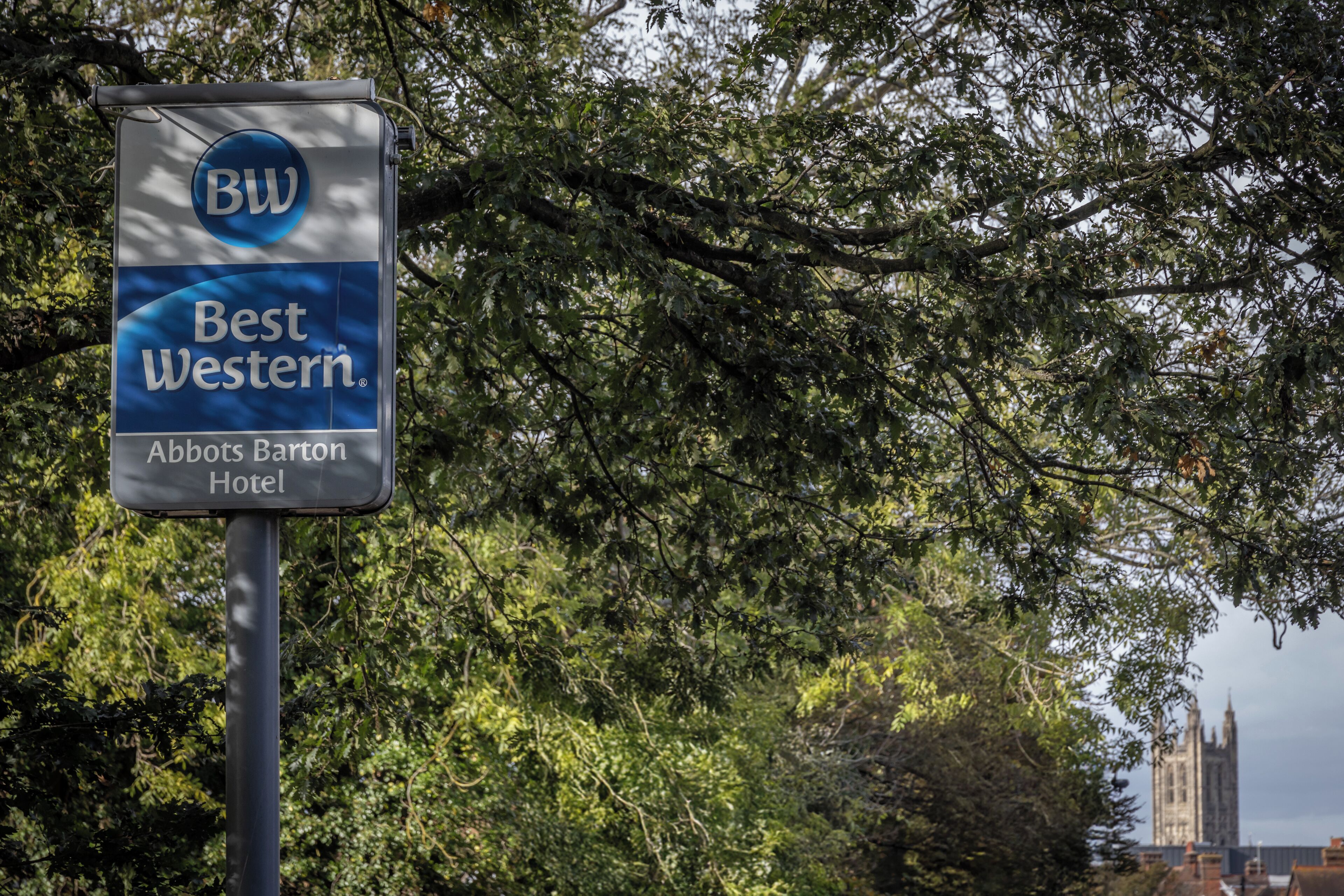 Señal para el Hotel Best Western Abbeys Barton.