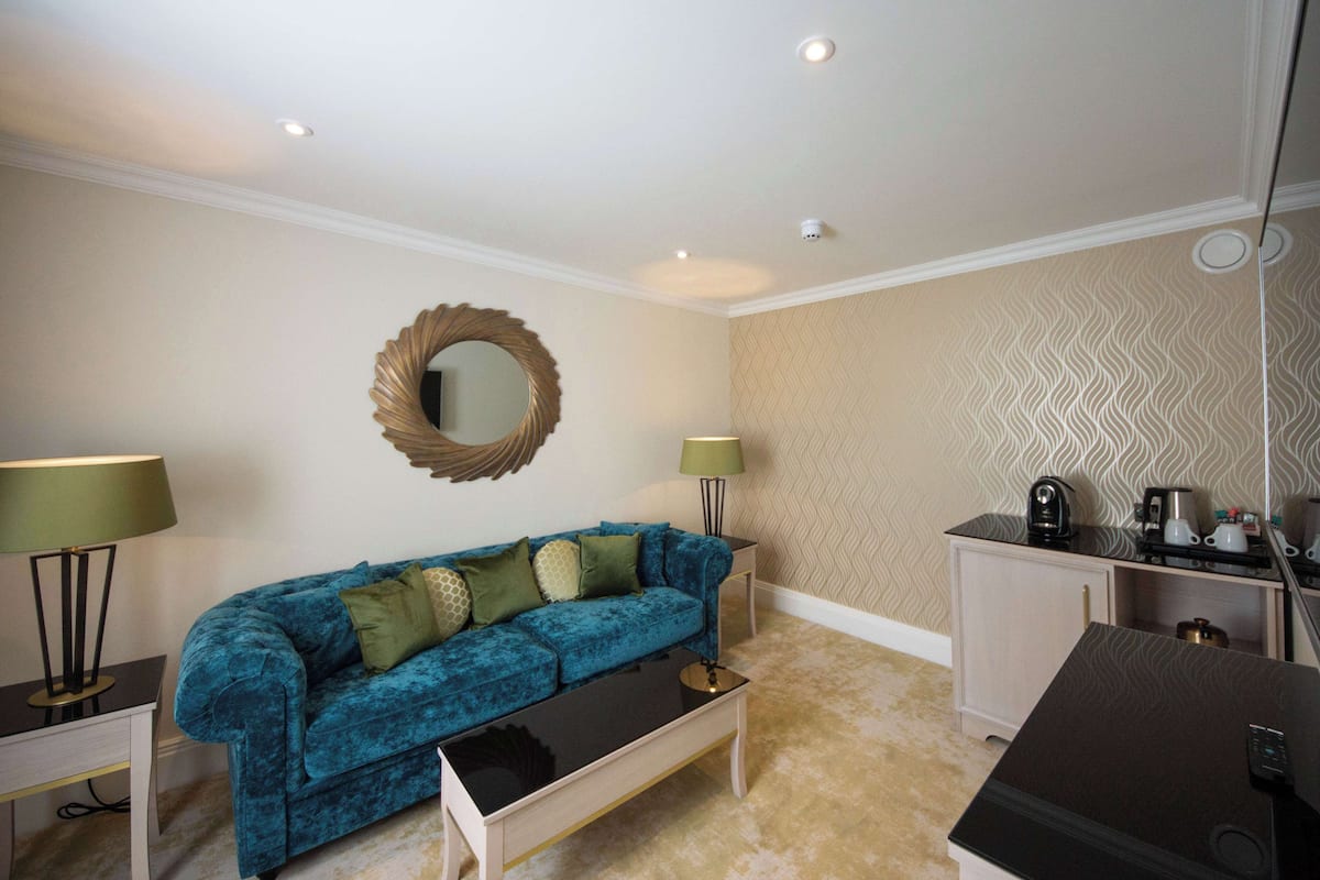 deluxe suite, 1 king bed, non smoking | room amenity