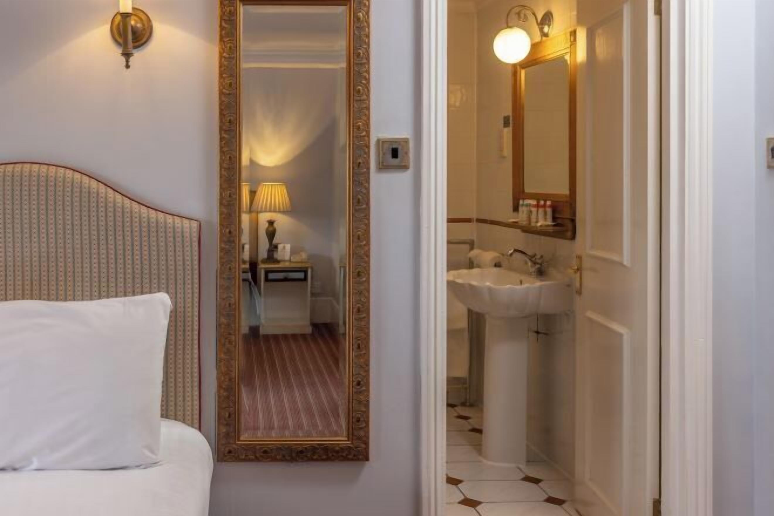 Yksilöllisesti sisustettu, yksilöllisesti kalustettu, työpöytä