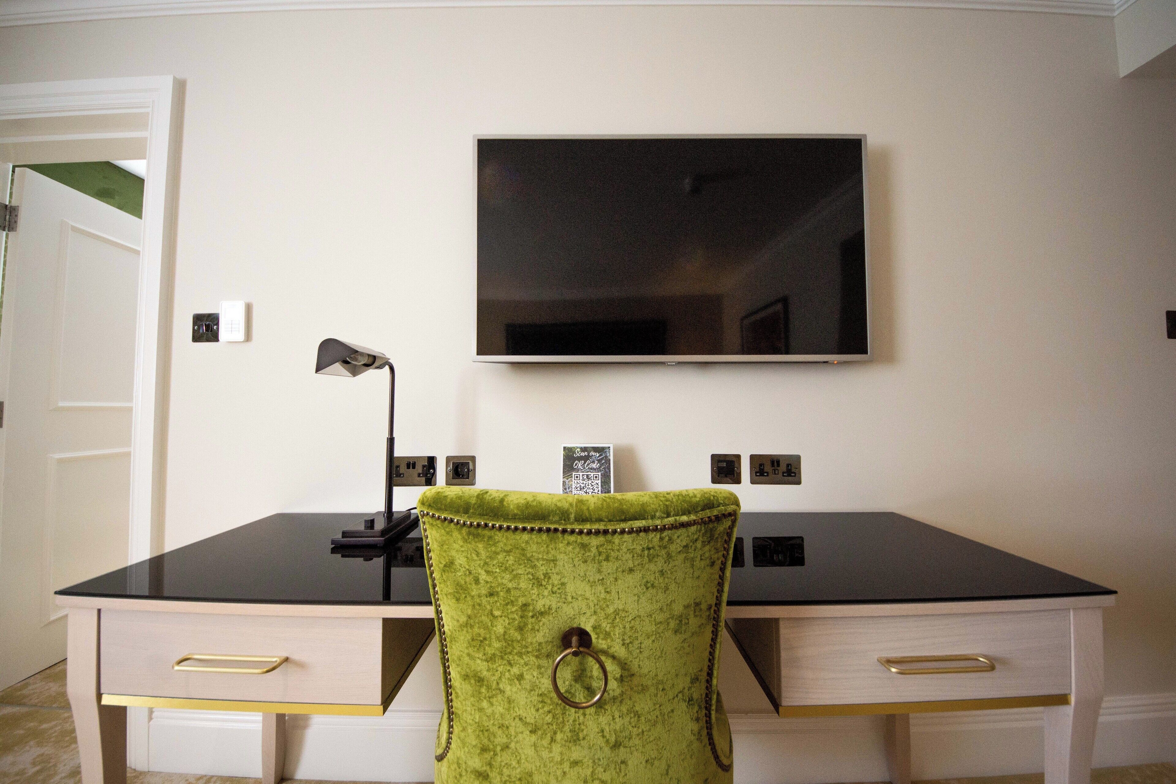 deluxe suite, 1 king bed, non smoking | 1 bedroom, individually decorated, individually furnished, desk