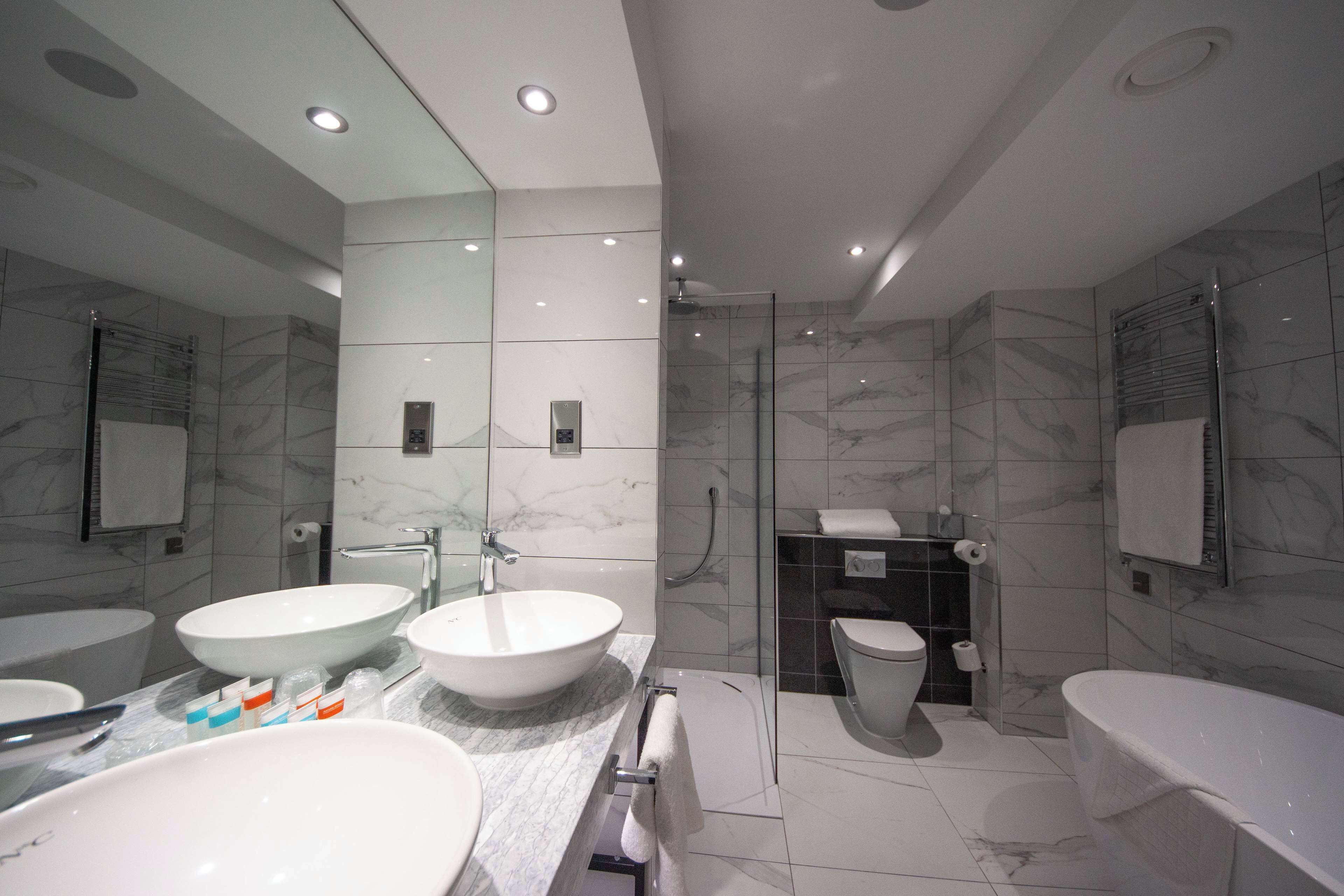 deluxe suite, 1 king bed, non smoking | bathroom | free toiletries, hair dryer, towels