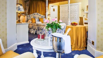 Deluxe Room, 1 Double Bed, Non Smoking | Individually decorated, individually furnished, desk, blackout drapes