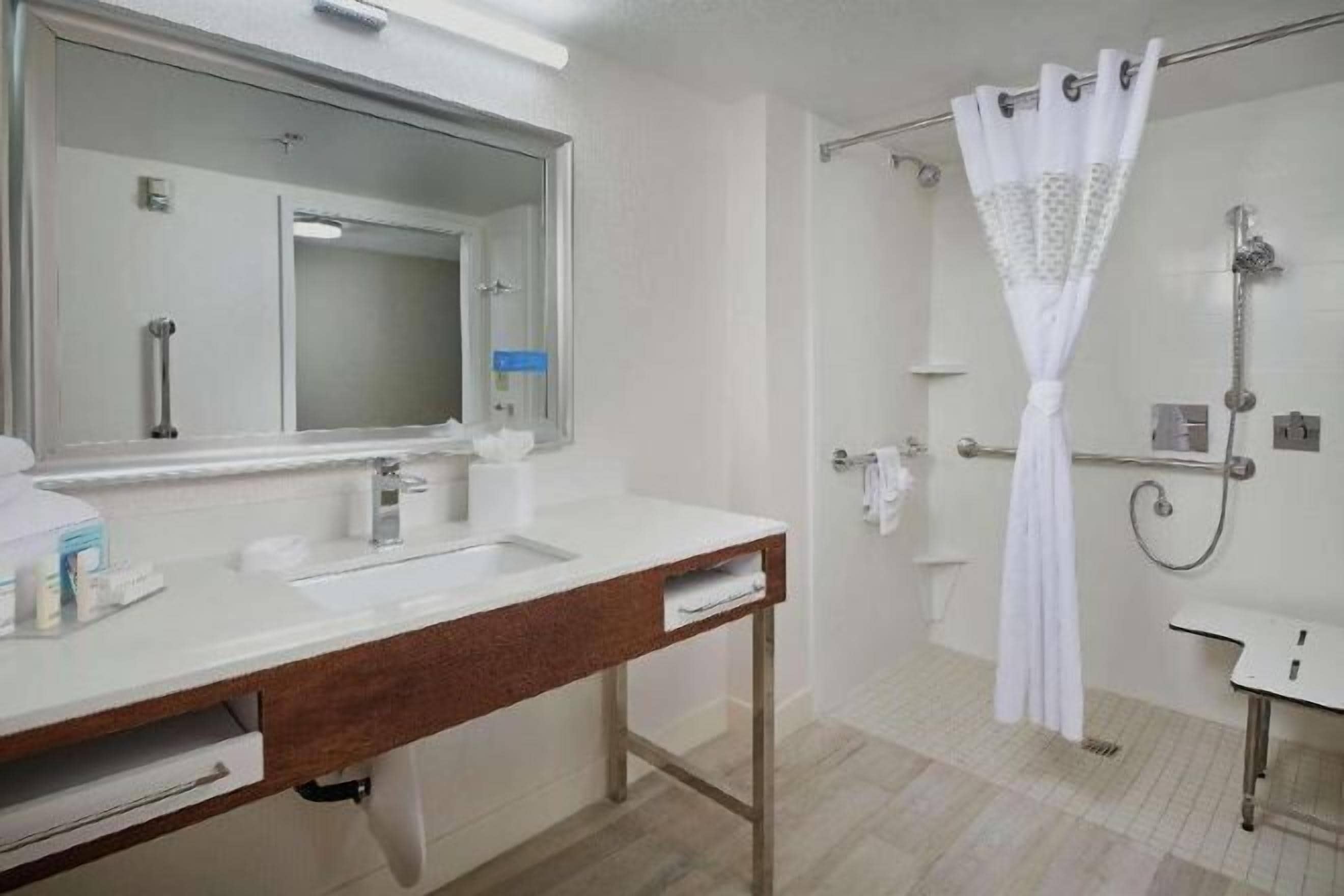 Kamar mandi | Bathtub, perlengkapan mandi gratis, pengering rambut, dan handuk