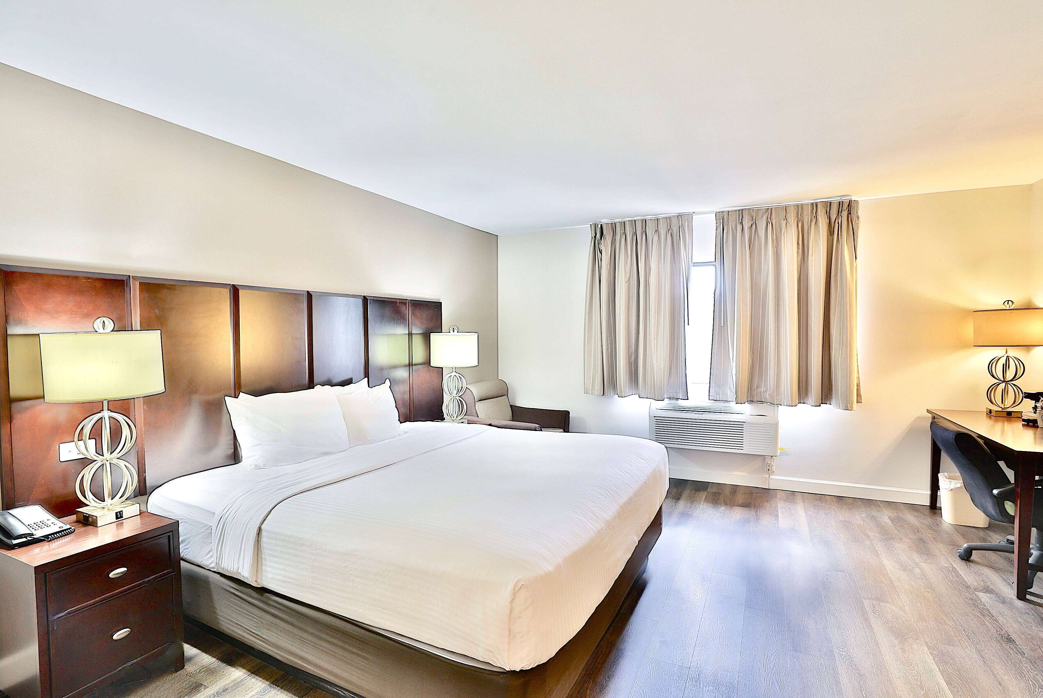 書桌、手提電腦工作空間、遮光窗簾/窗簾、熨斗/熨衫板