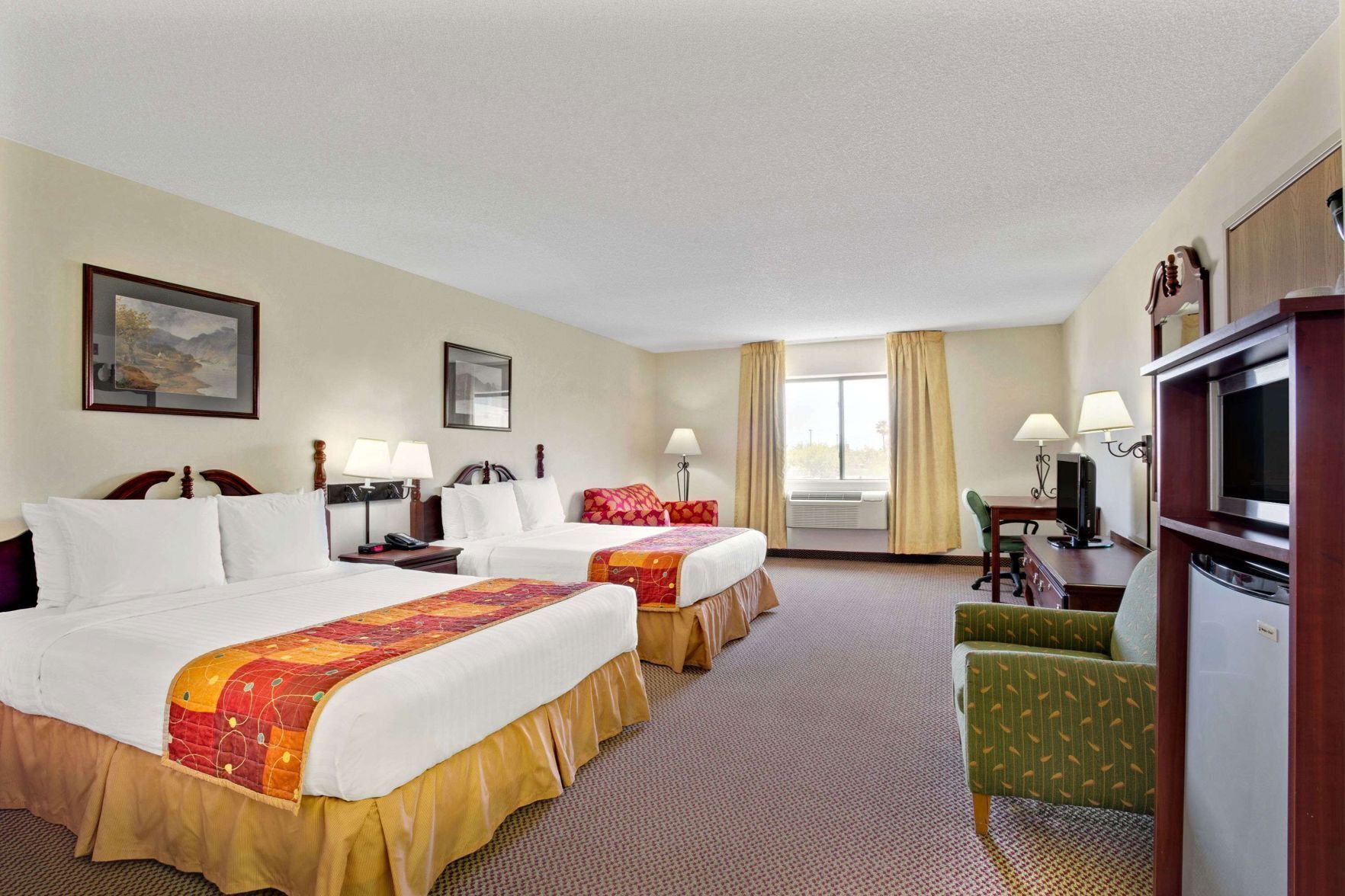 Työpöytä, kannettavalle tietokoneelle sopiva työtila, pimennysverhot