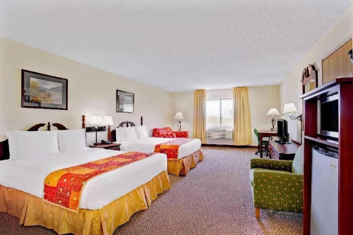 Työpöytä, kannettavalle tietokoneelle sopiva työtila, pimennysverhot